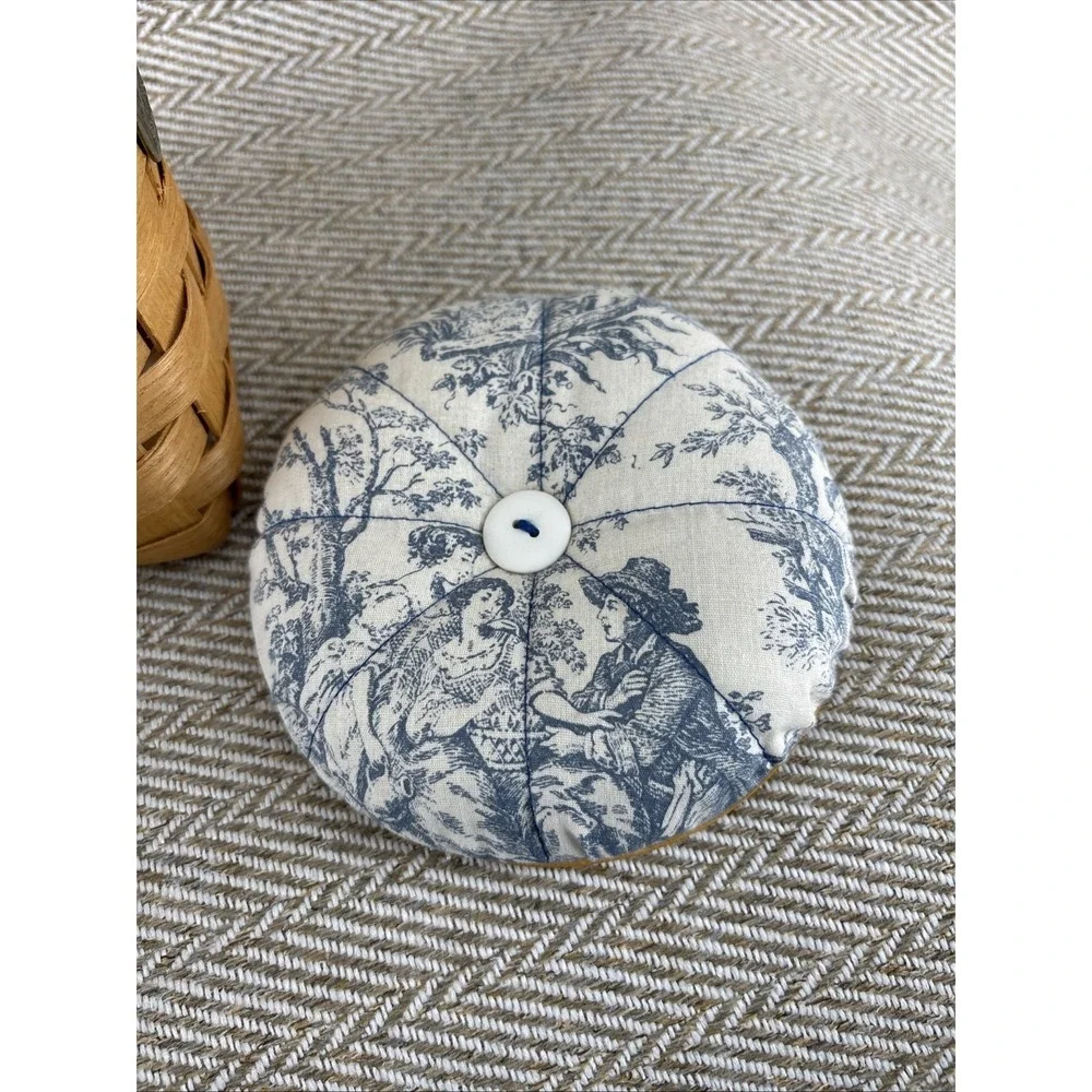 Peterboro Basket Co 5" Round Basket with Swing Handle and Toile Lid Protector - Picture 6 of 10